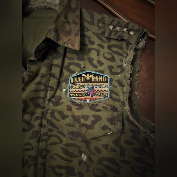 UPCYCLED Distressed 'SHE'S COUNTRY'/'Jason Aldean' Sleeveless Army Green Vest - Picture 7 of 10